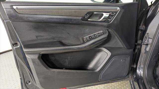 Used 2017 Porsche Macan Turbo AWD/4WD image 10