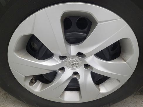 Used 2019 Toyota RAV4 LE FWD image 31