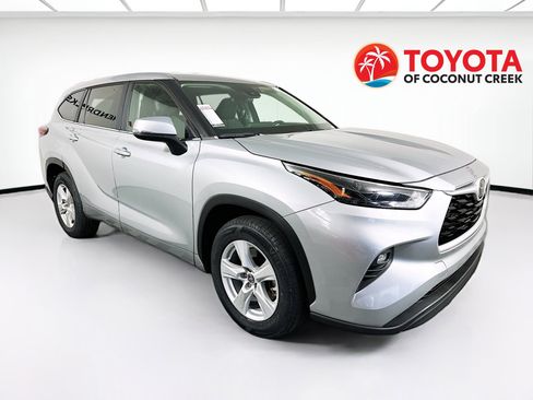 Used 2023 Toyota Highlander LE image 1