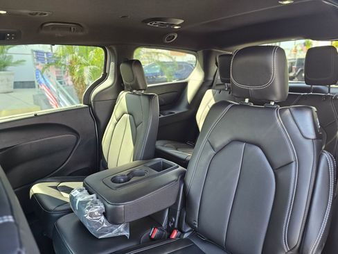 New 2026 Chrysler Pacifica Select image 23