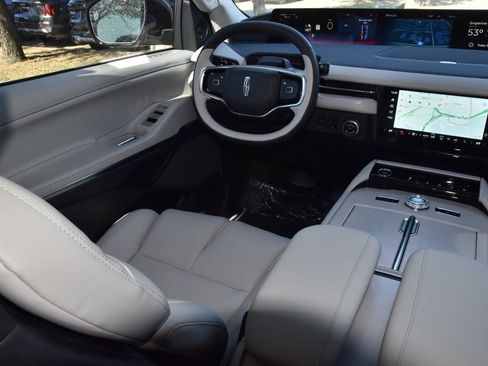 New 2025 Lincoln Navigator L Reserve image 16