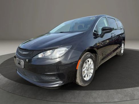 Used 2022 Chrysler Voyager LX FWD image 1