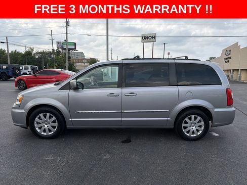 Used 2016 Chrysler Town & Country Touring FWD image 27
