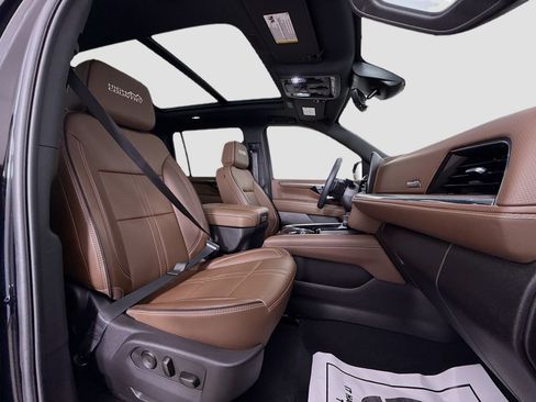 Used 2025 Chevrolet Suburban High Country AWD/4WD image 33