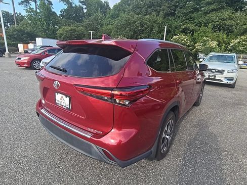 Used 2022 Toyota Highlander XLE AWD/4WD image 5
