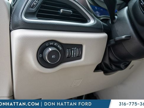 Used 2021 Chrysler Pacifica Touring-L FWD image 14