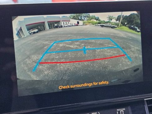 Used 2025 Toyota Sienna XLE FWD image 32