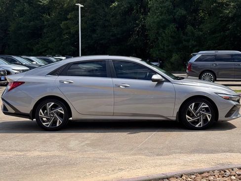 Certified 2025 Hyundai Elantra Limited FWD image 13