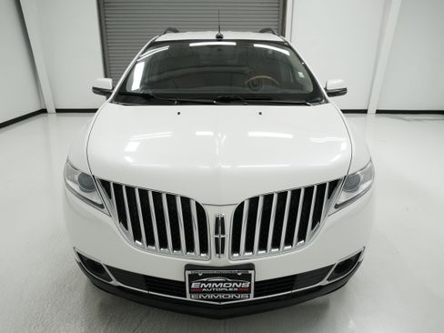 Used 2013 Lincoln MKX FWD image 2
