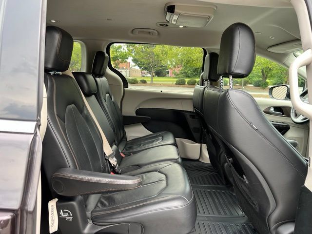 Used 2018 Chrysler Pacifica Touring-L FWD image 17