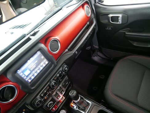 Used 2021 Jeep Wrangler Rubicon w/ Cold Weather Group image 11