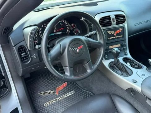 Used 2005 Chevrolet Corvette Coupe w/ Preferred Equipment Group RWD image 17