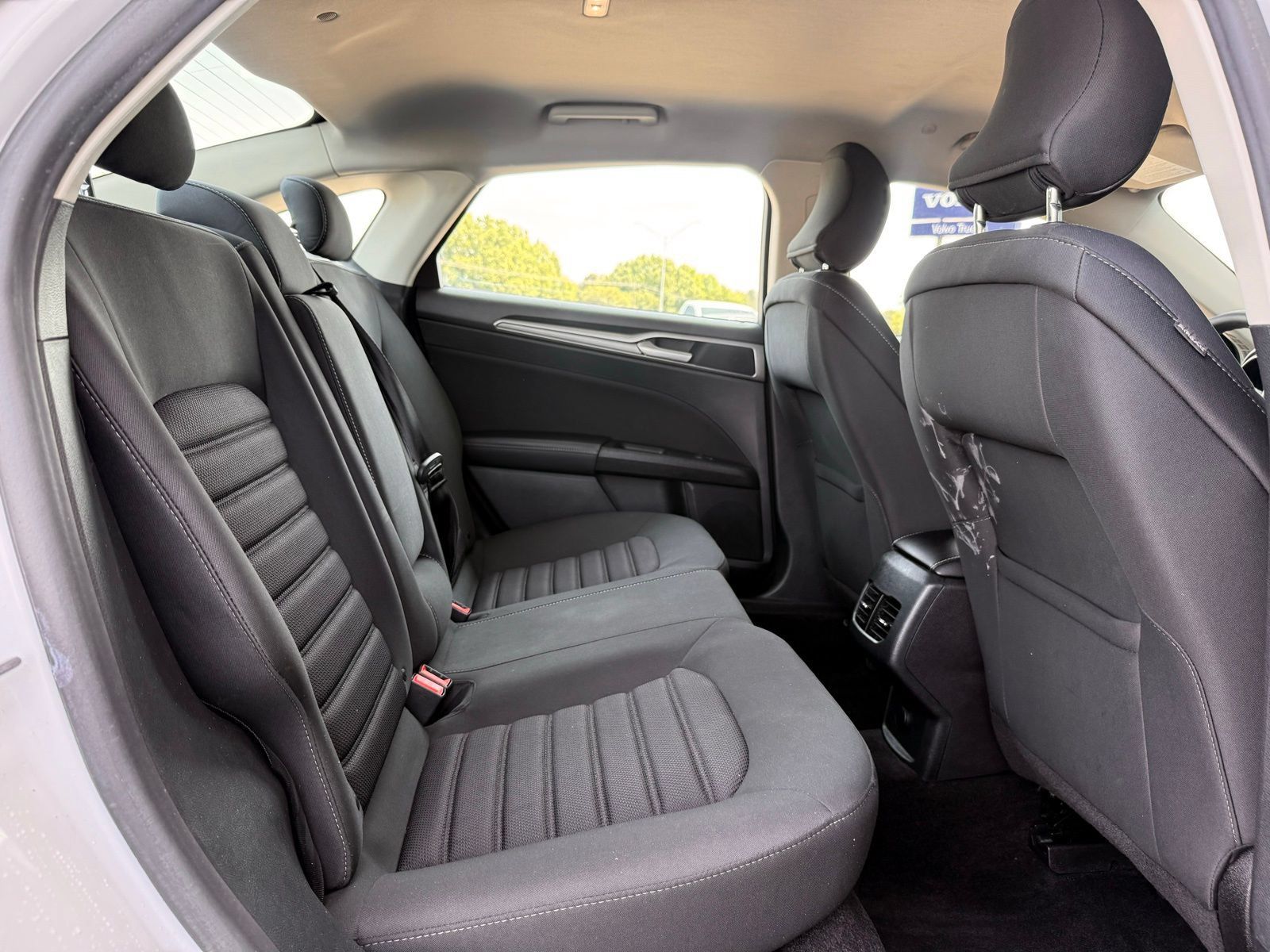 Used 2019 Ford Fusion SE FWD image 16