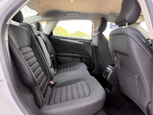 Used 2019 Ford Fusion SE FWD image 16