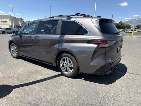 Used 2021 Toyota Sienna XSE AWD/4WD image 3