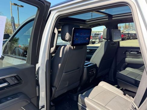 Used 2025 Chevrolet Tahoe Z71 w/ Z71 Off-Road Package AWD/4WD image 14
