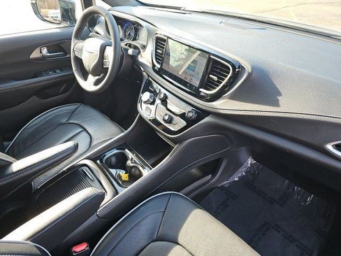 Used 2026 Chrysler Pacifica Limited image 14