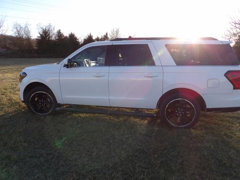 Used 2024 Ford Expedition Max Limited image 3
