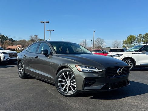 Used 2022 Volvo S60 B5 Momentum w/ Premium Package image 1