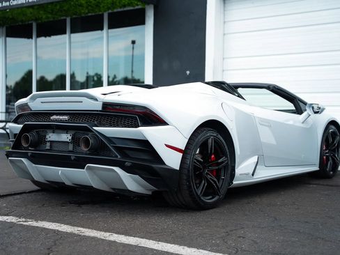 Used 2021 Lamborghini Huracan EVO RWD image 3