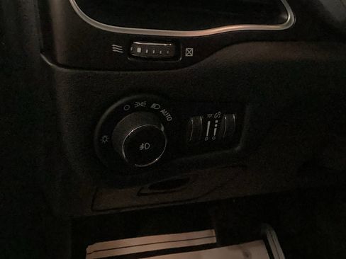 Used 2019 Jeep Cherokee Trailhawk image 19