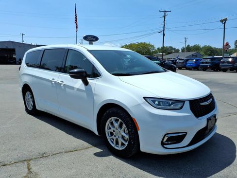 Used 2024 Chrysler Pacifica Touring-L FWD image 6