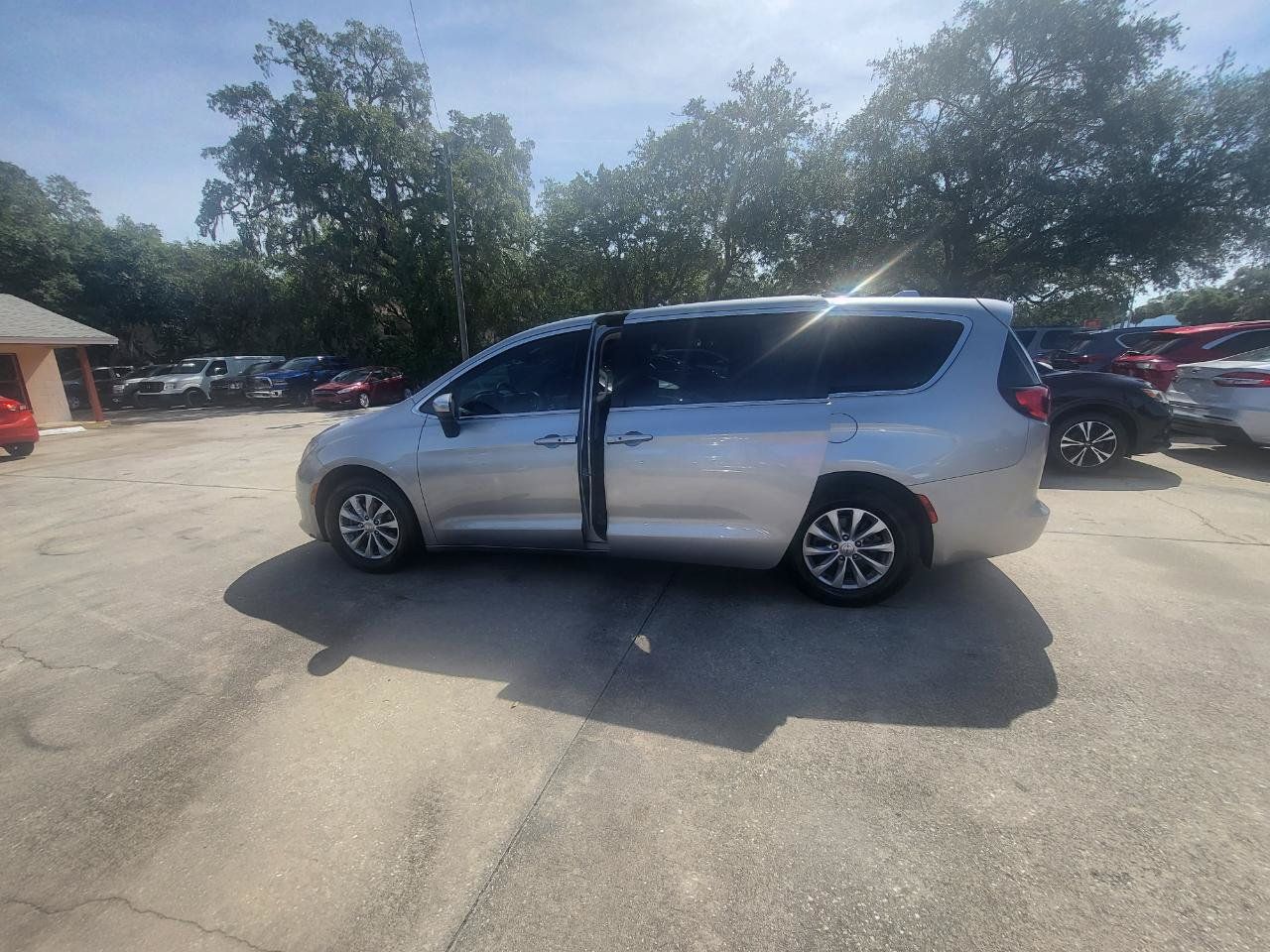 Used 2017 Chrysler Pacifica Touring w/ Tire & Wheel Group FWD image 53