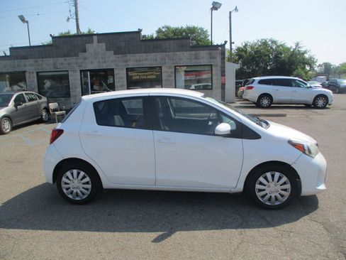 Used 2016 Toyota Yaris L image 2