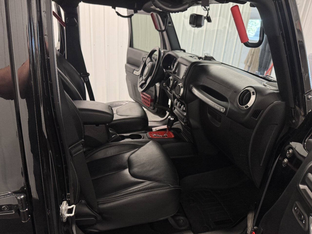 Used 2018 Jeep Wrangler Unlimited Rubicon w/ Connectivity Group AWD/4WD image 19
