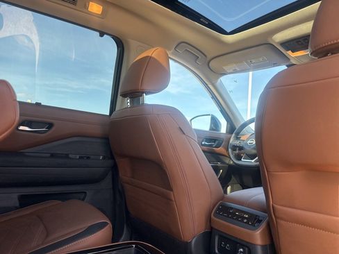 Used 2025 Nissan Pathfinder Platinum image 32