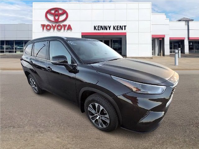 Used 2025 Toyota Highlander XLE FWD image 1