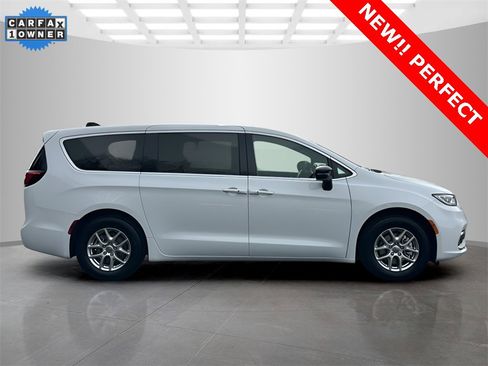 Used 2025 Chrysler Pacifica Select image 8