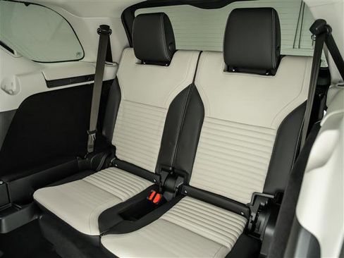 New 2026 Land Rover Discovery Limited Edition AWD/4WD image 18