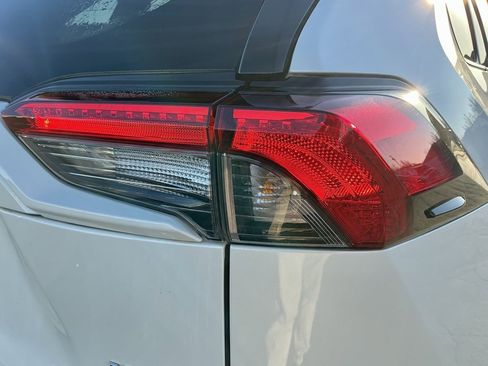 Used 2022 Toyota RAV4 XLE Premium image 15