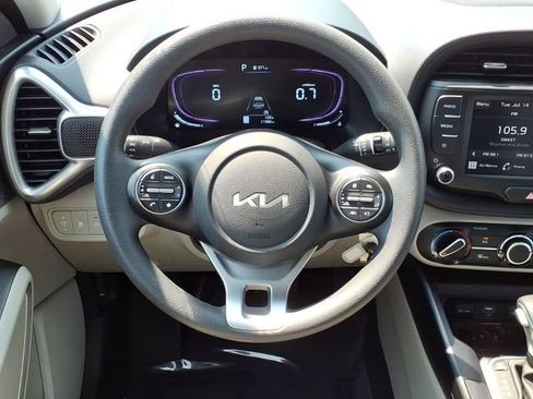 Used 2025 Kia Soul LX w/ LX Technology Package FWD image 11