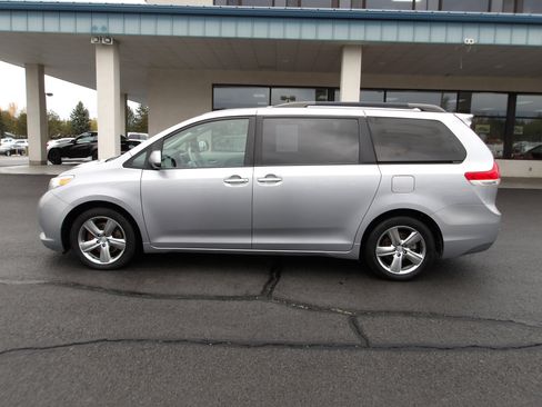 Used 2014 Toyota Sienna Limited image 2