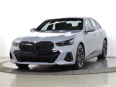 Certified 2026 BMW 550e xDrive AWD/4WD image 4