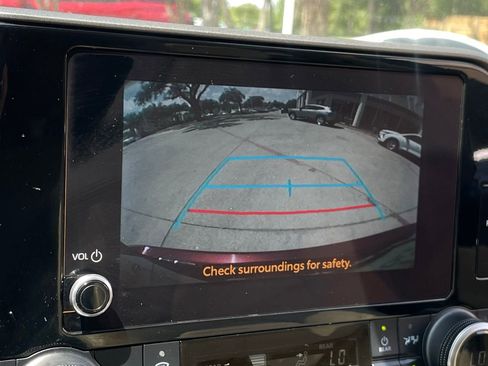 Used 2023 Toyota Highlander XLE FWD image 19