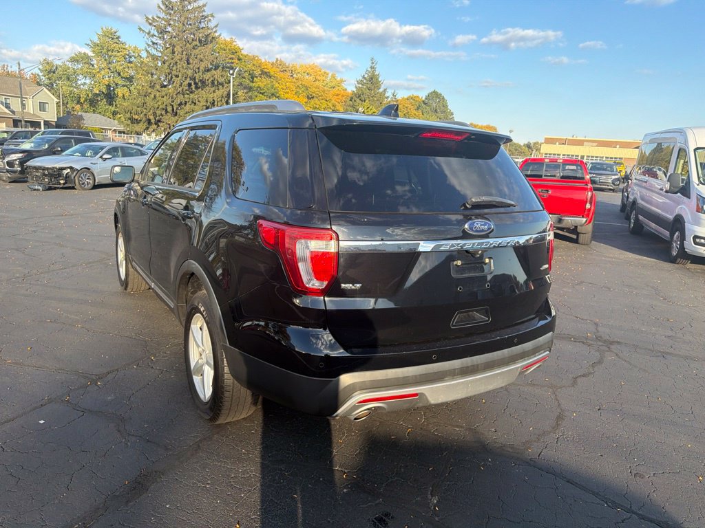 Used 2016 Ford Explorer XLT w/ Equipment Group 202A AWD/4WD image 8