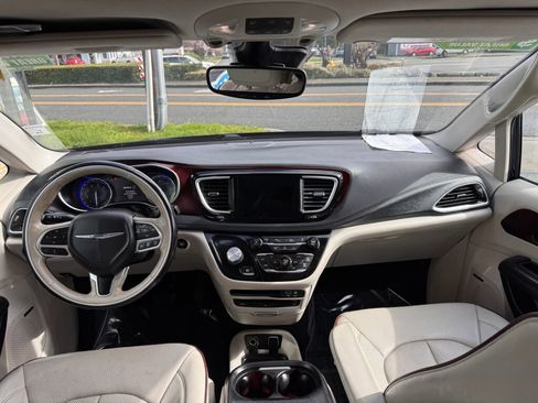 Used 2017 Chrysler Pacifica Limited image 21