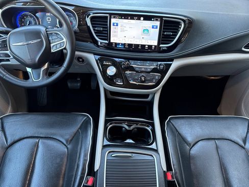 Used 2023 Chrysler Pacifica Limited FWD image 16