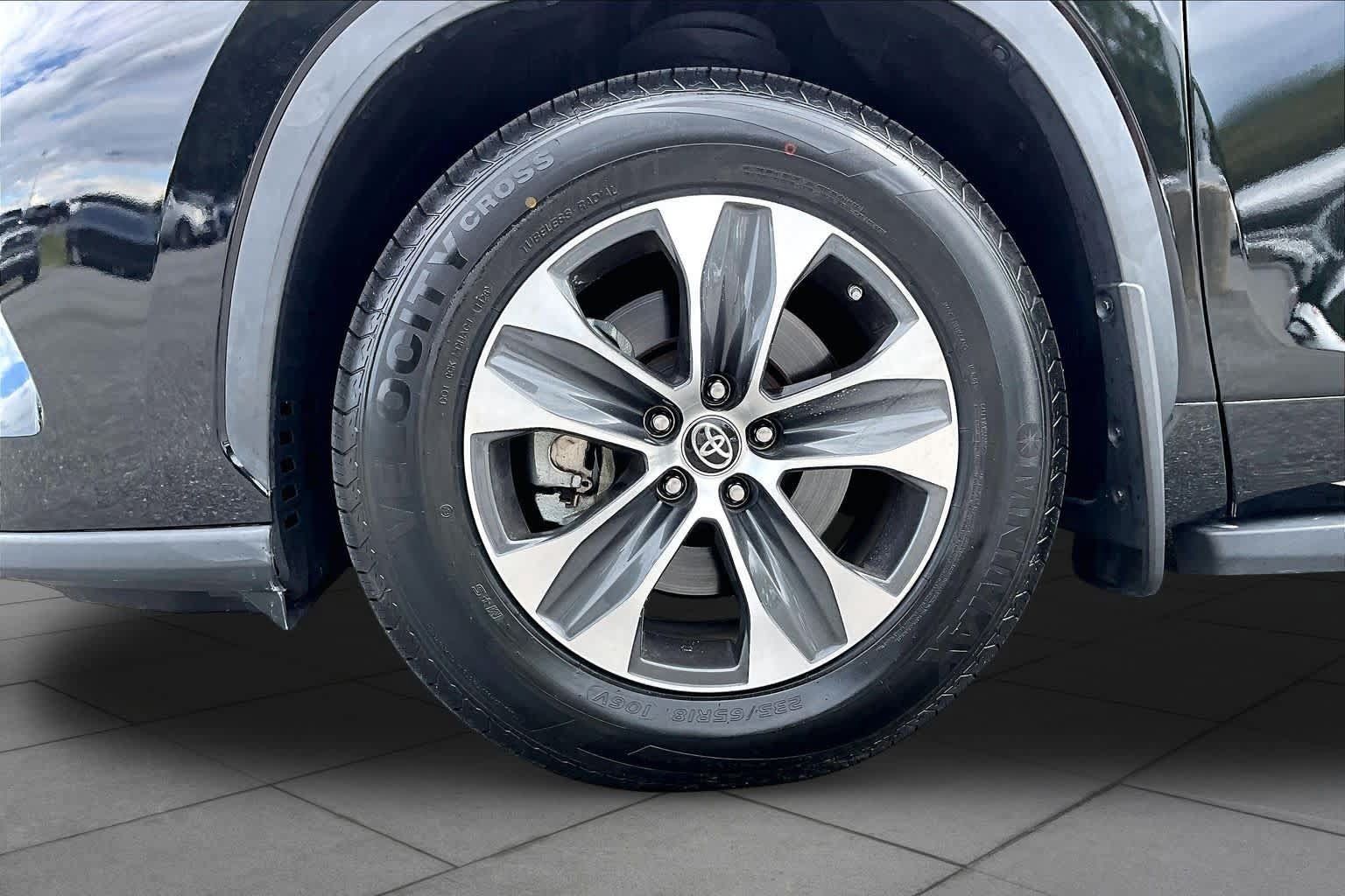 Used 2024 Toyota Highlander XLE FWD image 11