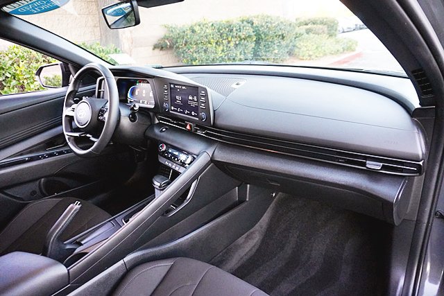 Certified 2025 Hyundai Elantra Sport FWD image 17