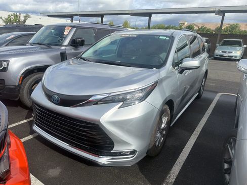 Used 2025 Toyota Sienna XLE image 3
