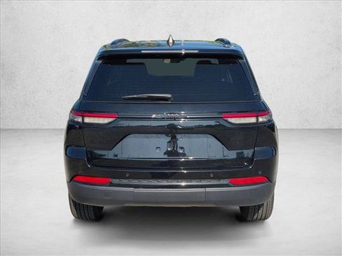 Used 2025 Jeep Grand Cherokee Altitude RWD image 6