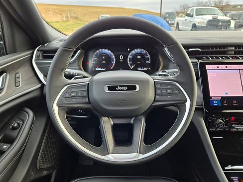 New 2025 Jeep Grand Cherokee Limited image 18