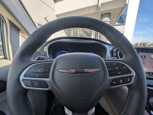 Used 2024 Chrysler Pacifica Touring-L image 20