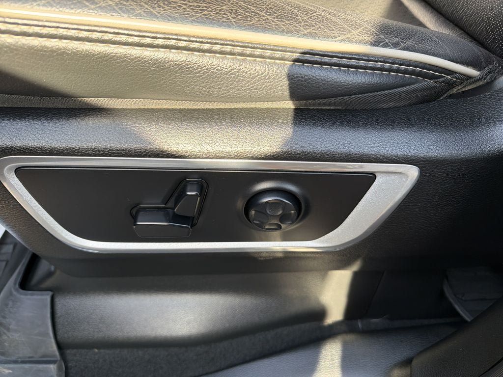 Used 2019 RAM 1500 Laramie AWD/4WD image 16