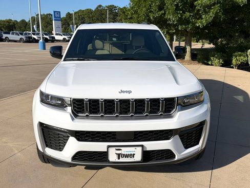 Used 2026 Jeep Grand Cherokee Limited RWD image 2