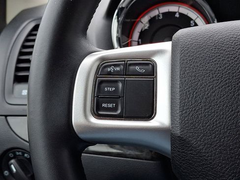 Used 2013 Dodge Grand Caravan SXT w/ UConnect Hands-Free Group image 23